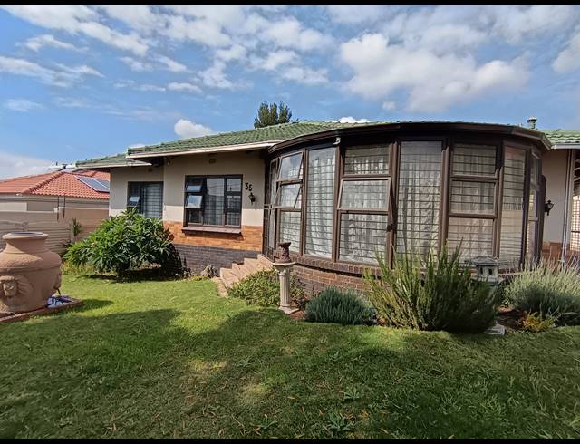 3 BEDROOM HOUSE FOR SALE IN SOUTH CREST